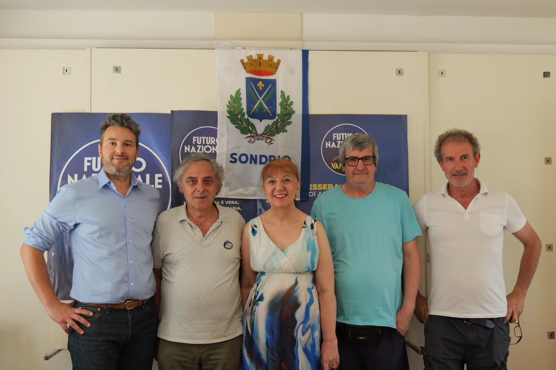 Gruppo territoriale fotografato davanti ai materiali di Futuro Nazionale Sondrio